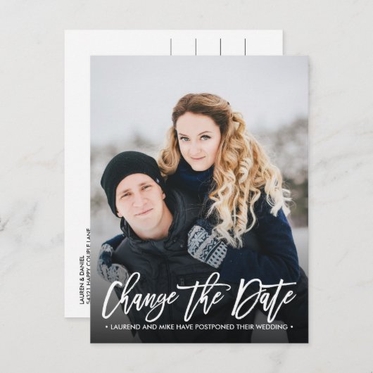 WIJZIG DE DATUM Moderne typografie verticale foto Aankondigingskaart (Voorkant / Achterkant)