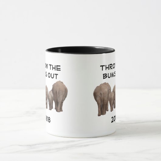 Wijzig de datum naar 2020 Gooi de Bums Out Mok (Midden)