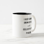 Wil je Drink koffie en verzamel Rocks Funny Tweekleurige Koffiemok (Voorkant rechts)