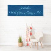 Wil je me trouwen? White Script, Deep Sky Blue Spandoek (Insitu)