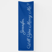 Wil je me trouwen? Wit script, diep blauw Spandoek (Verticaal)
