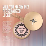 Wil je met me trouwen? Gepersonaliseerd medaillon<br><div class="desc">Dit gepersonaliseerde roze scroll locket ketting is de perfecte manier om de pop van de vraag! Het medaillon kan worden gepersonaliseerd met uw trouwdatum of de datum die u hebt ontmoet, en het medaillon kan worden gegraveerd met jouw naam of de naam van uw geliefde. Dit is een uniek en...</div>