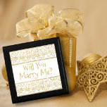 Wil je met me trouwen?  gouden bloemenlint cadeaudoosje<br><div class="desc">Elegant,  decoratief en feestelijk met  bloemengouden details met aanpasbare Will you Marry Me,  op een witte achtergrond die ook aanpasbaar is. Perfecte aandenken doos voor super speciale verlovingen ring.</div>