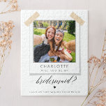 Wil je mijn bruidsmeisje zijn? Aangepaste foto Legpuzzel<br><div class="desc">Deze aangepaste "Will You Be My Bridesmaid?" foto puzzel is een leuke en moderne manier om de pop van de vraag. Met een gepersonaliseerde foto met zwart-wit typografie en een speels ontwerp, combineert dit bruidsmeisjesvoorstel eenvoud en humor. Het Polaroid-stijl afbeelding voegt een uniek tintje toe, waardoor het een memorabele en...</div>