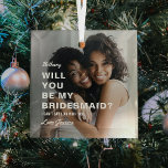 Wil je mijn bruidsmeisje zijn? Foto Glas Ornament<br><div class="desc">Vraag je beste bruidsmeisjes om een bruidsmeisje te zijn op je bruiloft met dit eenvoudige, moderne foto-aandenken ornament. Kan worden gewijzigd voor Maid of Honor, Bloemenmeisje etc. Het perfecte huwelijksaanzoek ornament dat je meisjes zal laten glimlachen en hen achterlaten met een aandenken waar ze nog vele jaren van zullen genieten!...</div>