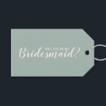 Wil je mijn bruidsmeisje zijn? Modern script Cadeaulabel<br><div class="desc">"Word jij mijn bruidsmeisje?" Modern Script Gift Labels met de tekst "Will You Be My Bridesmaid?" in een witte moderne scriptlettertypestijl met details in een wit modern sans serif lettertype op een wijze groene achtergrond.</div>