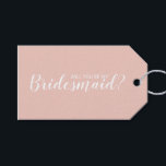 Wil je mijn bruidsmeisje zijn? Modern script Cadeaulabel<br><div class="desc">"Word jij mijn bruidsmeisje?" Modern Script Gift Labels met de tekst "Will You Be My Bridesmaid?" in een wit modern script lettertype stijl met details in wit modern sans serif lettertype op blush roze achtergrond.</div>