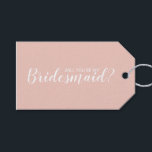 Wil je mijn bruidsmeisje zijn? Modern script Cadeaulabel<br><div class="desc">"Word jij mijn bruidsmeisje?" Modern Script Gift Labels met de tekst "Will You Be My Bridesmaid?" in een wit modern script lettertype stijl met details in wit modern sans serif lettertype op blush roze achtergrond.</div>