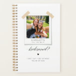 Wil je mijn bruidsmeisje zijn? voorstel planner<br><div class="desc">Wil je mijn bruidsmeisje zijn? Deze moderne "Will You Be My Bridesmaid?" aangepaste planner heeft een minimalistisch ontwerp met elegante zwart-wit kalligrafie, perfect voor een stijlvol bruidsmeisje voorstel. Het eenvoudige script en de Polaroid foto-optie maken het een gepersonaliseerd, doordacht geschenk voor haar, waarbij elegantie en praktische bruikbaarheid worden gecombineerd. Deze...</div>
