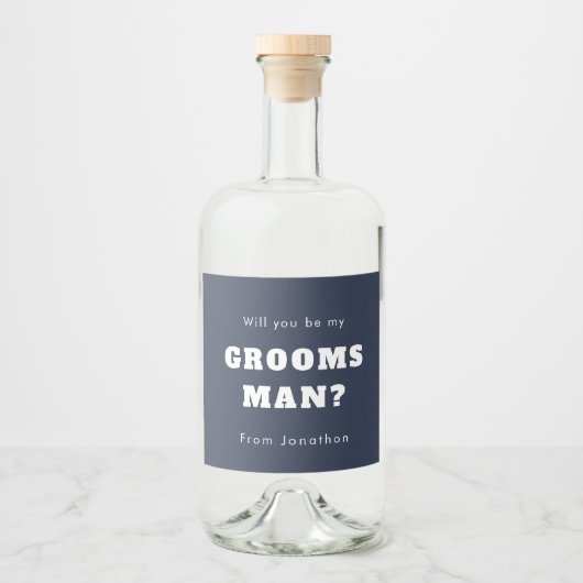 Wil je mijn Groomsman White Script Navy Blue zijn? Likeurfles Etiket (Voorkant)