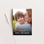 Wil je mijn ringdrager Kaart zijn?<br><div class="desc">Als u van klassiek houdt,  is dit eenvoudige ontwerp geschikt voor u. Deze kaart heeft een elegant ontwerp,  met een witte achtergrond en ruimte voor een gepersonaliseerde foto. Het klassieke zwart-wit lettertype onder het afbeelding is modern en eenvoudig. Een perfecte aanvulling op je ring drager geschenken!</div>