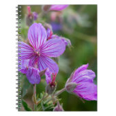 Wilbloemen met fijne geraniumbloemen notitieboek (Voorkant)