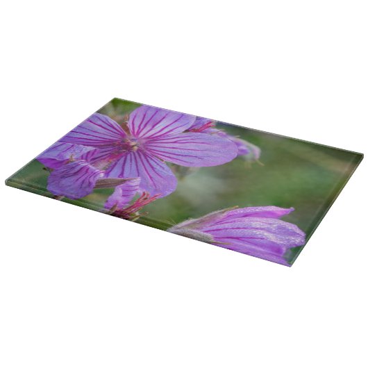 Wilbloemen met fijne geraniumbloemen snijplank (Hoek)