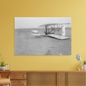 Wilbur Wright in beschadigd vliegtuig na Canvas Afdruk (Insitu (Woonkamer))