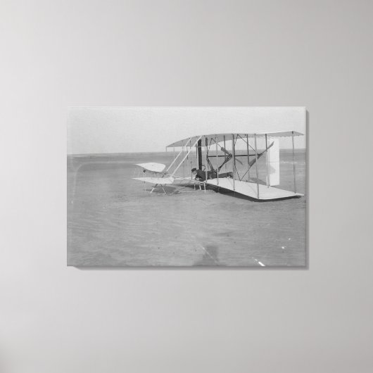 Wilbur Wright in beschadigd vliegtuig na Canvas Afdruk (Voorkant)