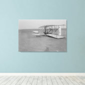 Wilbur Wright in beschadigd vliegtuig na Canvas Afdruk (Insitu (Houten vloer))