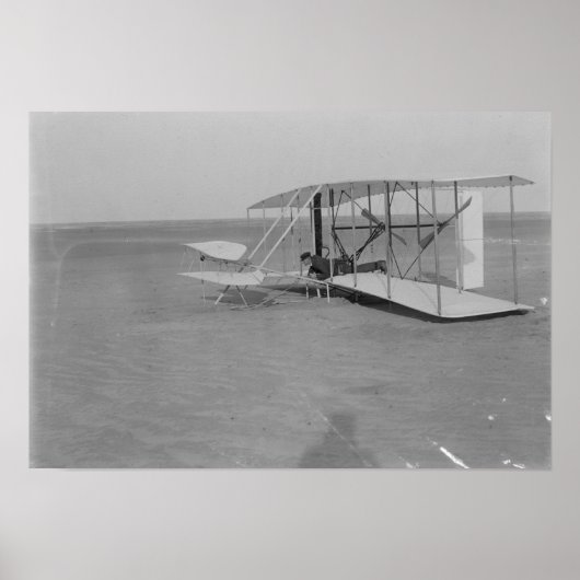 Wilbur Wright in beschadigd vliegtuig na Poster (Voorkant)