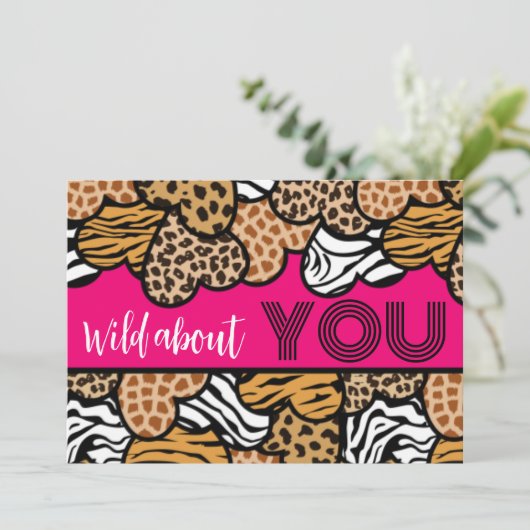 Wild About You Pink Animal Print Hearts Valentijn Feestdagenkaart (Staand voorkant)