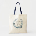 Wild Azure Moeder van de Bride Tote Bag<br><div class="desc">Het tas is een lieflijk en elegant geschenk voor de moeder van de bruid en heeft een blauw-witte waterverf botanische krans met daarin in handschrift een inscriptie "moeder van de bruid". Personaliseer met je trouwdatum of de naam van de ontvanger eronder.</div>