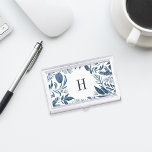 Wild Azure | Monogram Visitekaarthouder<br><div class="desc">De botanische houder van het elegante visitekaartje is voorzien van een enkel initiaal monogram dat is omgeven door een rand van de rode waterverf bladeren in tinten blauw,  op een scherpe witte achtergrond. Overeenkomende visitekaartjes en accessoires zijn ook beschikbaar in ons Wilde Azure-collectie.</div>