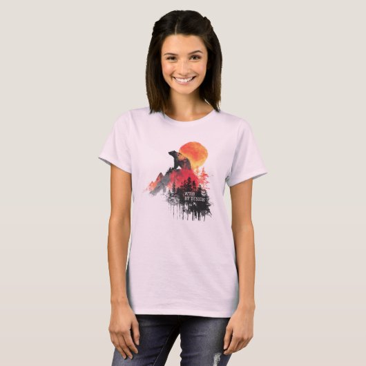 Wild by Design – Abstract Bear & Mountain Wilderne T-shirt (Voorkant volledig)