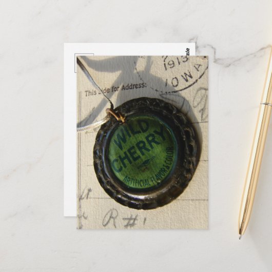 Wild Cherry Bottle Cap Necklace Still Life  Briefkaart (Voorkant / Achterkant in situ)