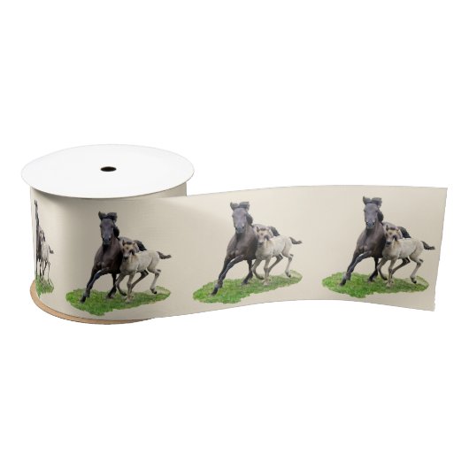 Wild Dulmen Horse Mare met Cute Foal Gallop Foto Satijnen Lint (Spoel)