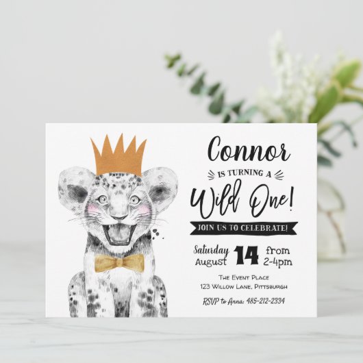 Wild Een 1e Verjaardag Uitnodiging Oerwoud Leeuw (Staand voorkant)