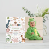 Wild Een Schattigee Dinosaurus 1e Verjaardagsfeest Kaart (Staand voorkant)