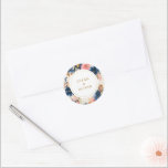 Wild Elegance | Navy Blush & Gold Wedding Ronde Sticker<br><div class="desc">Verse,  elegante waterverf floralen in levendige marineblauw en zoete blush roze zijn geaccentueerd met zachte antiek golden. Deze gepersonaliseerde ronde stickers zijn ontworpen om te passen bij ons collectie voor de Wilde Elegance Navy,  Blush & Gold bruiloft.</div>
