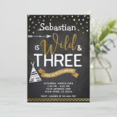 Wild en Drie Verjaardag Uitnodiging Chalkboard (Staand voorkant)