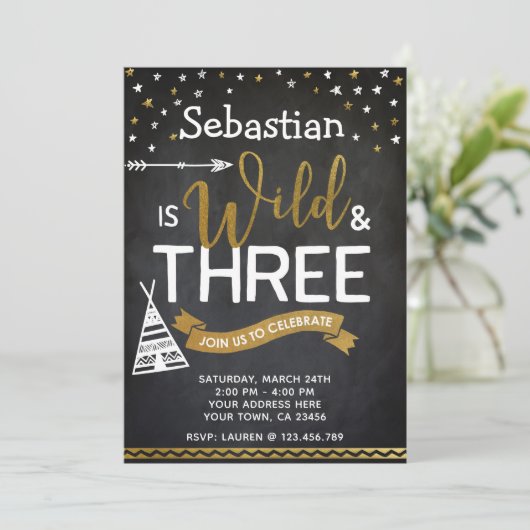 Wild en Drie Verjaardag Uitnodiging Chalkboard (Staand voorkant)