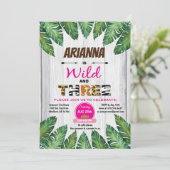 Wild en Drie verjaardagsuitnodiging. Meisjesoerwou Kaart (Staand voorkant)