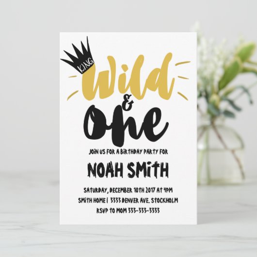 Wild en een verjaardagsfeestuitnodiging kaart (Staand voorkant)