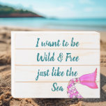 Wild en gratis zeemeermin staart rustiek strand houten kist print<br><div class="desc">Een zeemeerminstaart met kleurrijke schubben versiert dit teken dat de lof van het wilde en vrije zee zingt. Geweldig voor elke aspirant zeemeermin of strandhuis.</div>