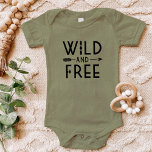 Wild en vrij<br><div class="desc">Omarm een gedurfde en avontuurlijke geest met onze aangepaste kleding en geschenken met een trendy zwart-wit "Wild and Free" typografie-afbeelding in combinatie met een stijlvol boho-pijlontwerp. Ideaal voor vrijdenkers en liefhebbers van moderne,  minimalistische design,  deze items maken een geweldige statement voor elke gelegenheid.</div>