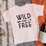 Wild en vrij<br><div class="desc">Omarm een gedurfde en avontuurlijke geest met onze aangepaste kleding en geschenken met een trendy zwart-wit "Wild and Free" typografie-afbeelding in combinatie met een stijlvol boho-pijlontwerp. Ideaal voor vrijdenkers en liefhebbers van moderne,  minimalistische design,  deze items maken een geweldige statement voor elke gelegenheid.</div>