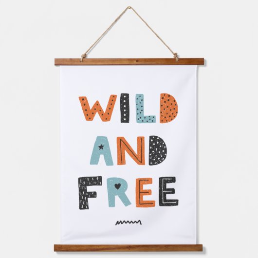 Wild en vrij | Doodle Letters Hangend Wandkleed (Voorkant)