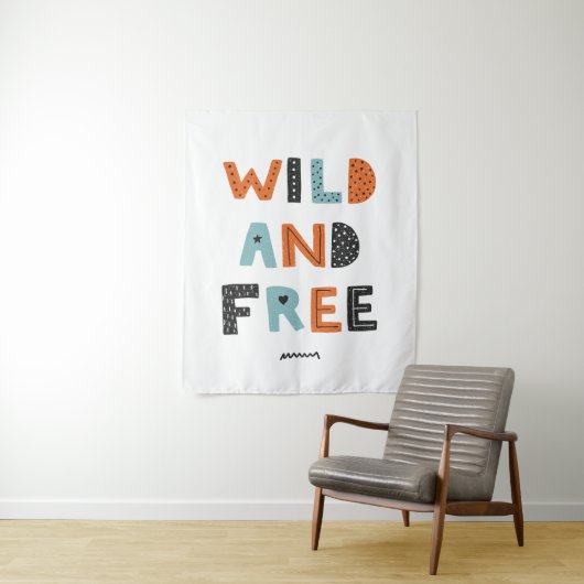 Wild en vrij | Doodle Letters Wandkleed (In situ)