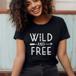 Wild en vrij t-shirt<br><div class="desc">Omarm een gedurfde en avontuurlijke geest met onze aangepaste kleding en geschenken met een trendy zwart-wit "Wild and Free" typografie-afbeelding in combinatie met een stijlvol boho-pijlontwerp. Ideaal voor vrijdenkers en liefhebbers van moderne,  minimalistische design,  deze items maken een geweldige statement voor elke gelegenheid.</div>