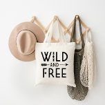 Wild en vrij tote bag<br><div class="desc">Omarm een gedurfde en avontuurlijke geest met onze aangepaste kleding en geschenken met een trendy zwart-wit "Wild and Free" typografie-afbeelding in combinatie met een stijlvol boho-pijlontwerp. Ideaal voor vrijdenkers en liefhebbers van moderne,  minimalistische design,  deze items maken een geweldige statement voor elke gelegenheid.</div>