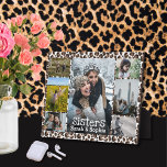 Wild Faux Leopard Fur Sisters Foto Collage Fotoplaat<br><div class="desc">Een hartgevoeld cadeau voor je zus of zussen, foto's van je favoriete herinneringen uploaden en de persoon vieren die altijd aan je kant is geweest. Achtergrond kenmerkt een klassiek en geliefd door veel nepbont van luipaard, speciaal ontworpen voor mensen die van dierlijk afdrukken houden. Hou de goede herinneringen dicht bij,...</div>