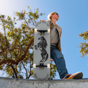 Wild Fearing Paard Skateboard met aangepaste tekst
