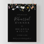 Wild Floral Zwart Repetitie Diner Welkom Poster<br><div class="desc">Dit wilde bloemenzwarte repetitie diner welkomstbord is perfect voor een moderne bruiloft repetitie. Het ontwerp is voorzien van waterverf roze,  blush,  paarse,  marine en witte sierbloemen met smaragdgroene bladeren op een donkere achtergrond.</div>