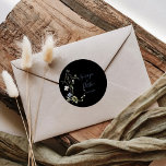 Wild Forest Floral Black Wedding Ronde Sticker<br><div class="desc">Deze wilde sticker met een zwarte bruidskleur is perfect voor een rustige trouwreceptie. Dit ontwerp is voorzien van handbeschilderde waterverf witte en blauwe wilde bosbloemen met groene bladeren op een zwarte achtergrond.</div>
