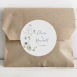 Wild Forest Floral Wedding Ronde Sticker<br><div class="desc">Deze wild-bos-floral bruiloft klassieke ronde sticker is perfect voor een rustige trouwreceptie. Dit ontwerp is voorzien van handbeschilderde waterverf witte en blauwe wilde bosbloemen met groene bladeren.</div>