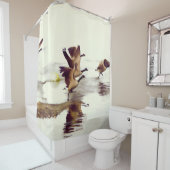 "Wild Goose Chase" — Rendende ganzen Douchegordijn (In situ)