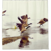 "Wild Goose Chase" — Rendende ganzen Douchegordijn (Voorkant)