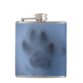 Wild Gray Wolf Paw Print in Winter Snow Heupfles (Voorkant)