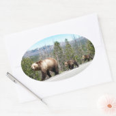 Wild Grizzly Beer Mama en Cubs in Yellowstone Ovale Sticker (Envelop)